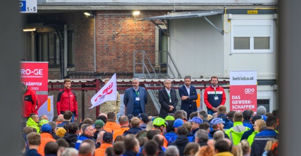 Proteste bei Lenzing in Oberösterreich: Beschäftigte, Betriebsrat und Gewerkschaften demonstrieren gegen den Stellenabbau von 600 Jobs beim Faserhersteller.
