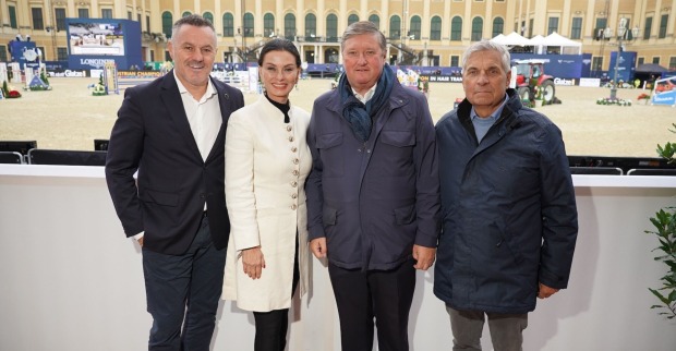 Vier Pferdefreunde vor der Kulisse des Schloss Schönbrunn