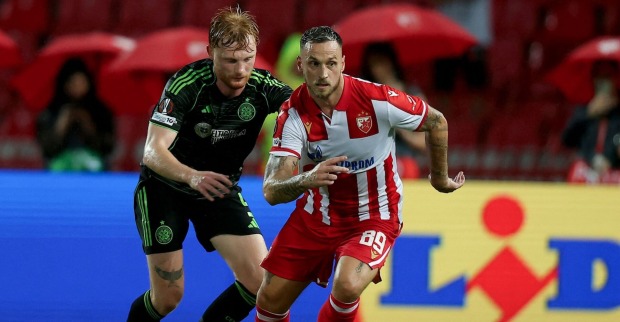 Marko Arnautovic im Duell mit Celtics Liam Scales beim Europa-League-Spiel in Belgrad.