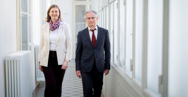 Finanzminister Markus Marterbauer (SPÖ) und Staatssekretärin Barbara Eibinger-Miedl (ÖVP) auf einem Gang