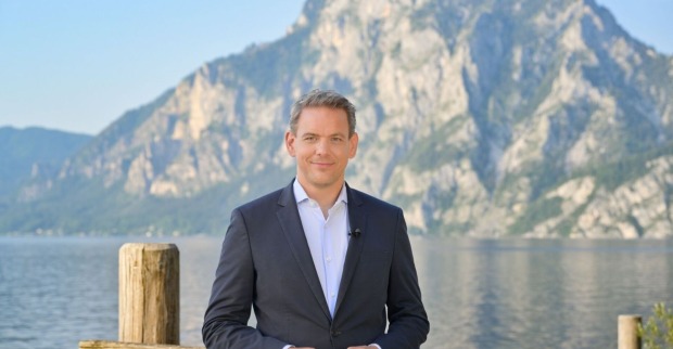Martin Thür während den Sommergesprächen 2024 in der Mitte des Traunsees