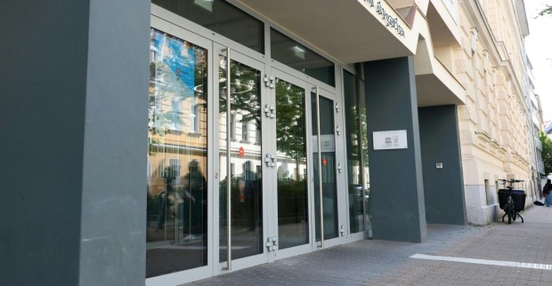 Glaseingang des Gymnasiums in der Karajangasse, Wien-Brigittenau, Ort der Messerattacke auf eine 16-jährige Schülerin.