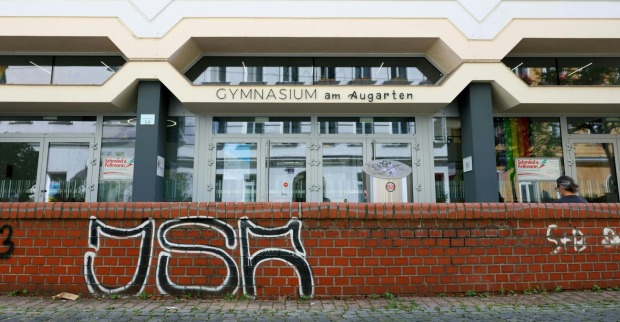 Frontansicht des Gymnasiums am Augarten in Wien-Brigittenau, wo eine 16-jährige Schülerin bei einer Messerattacke verletzt wurde.
