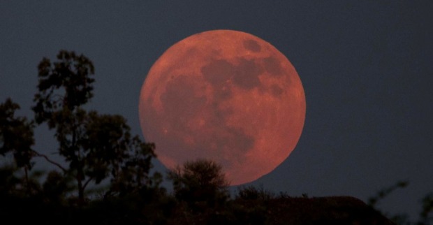 Totale Mondfinsternis heute: roter Blutmond steigt über dem Horizont auf, sichtbar in Österreich