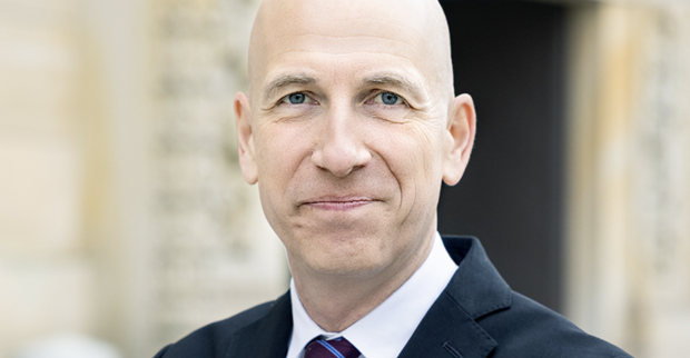 Martin Kocher im Anzug vor dem Haupteingang der Oesterreichischen Nationalbank