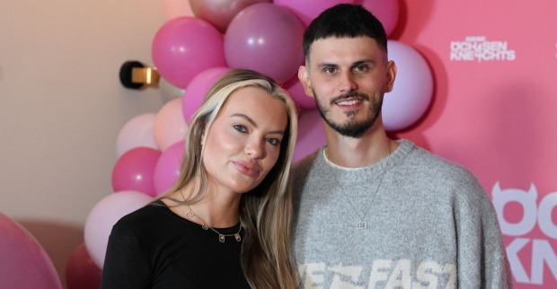 Cheyenne Savannah Ochsenknecht und Nino Sifkovitz mit rosa Luftballons