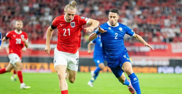 Patrick Wimmer (AUT) uind Kostas Pileas (CYP) am Samstag, 06. September 2025, während des Spiels zur WM-Qualifikation, Gruppe H, 5. Runde, zwischen Österreich und Zypern in Linz
