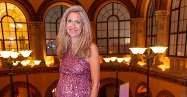 Ex-Ö3-Moderatorin Olivia Peter schwanger im pinken Kleid