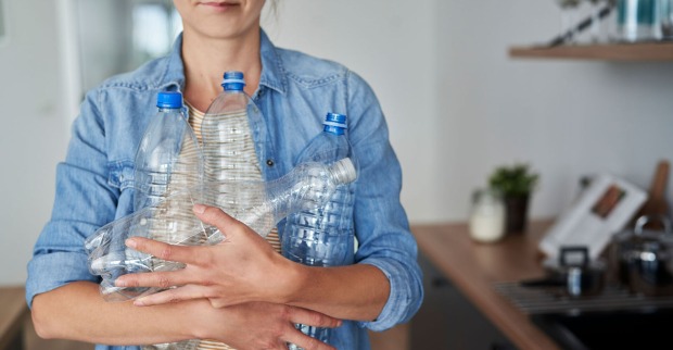 Frau mit Pfandflaschen in den Händen | Credit: iStock.com/gpointstudio