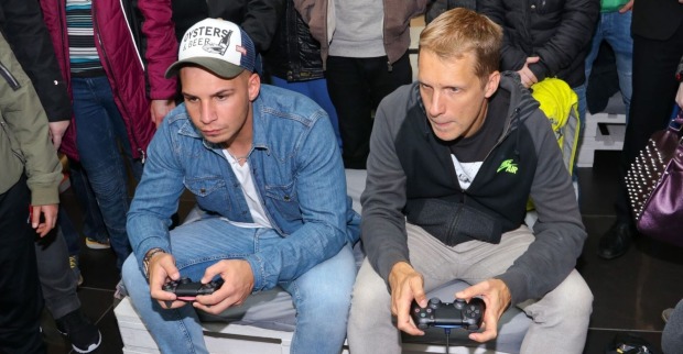 Pietro Lombardi und Oliver Pocher spielen ein Spiel
