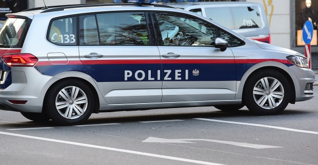 Ein 35-Jähriger schlug seine Lebensgefährtin und bedrohte Nachbarn.