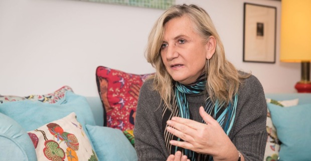 Angelika Hager mit Schal auf Couch