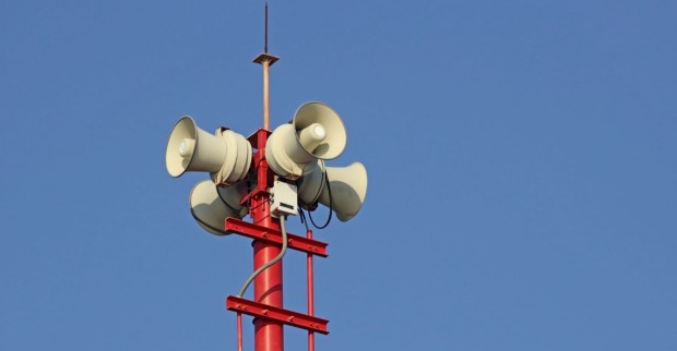 Tannoy-Lautsprecher hoch oben auf einem roten Turm