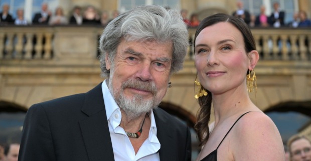 Reinhold Messner und Diane Messner posieren zusammen