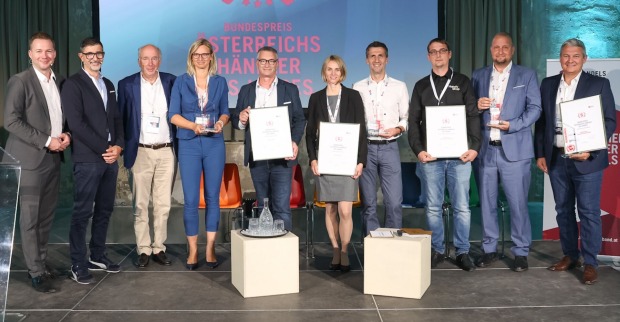 Die Gewinner mit ihren Urkunden und den Initiatoren und Partnern auf der Bühne