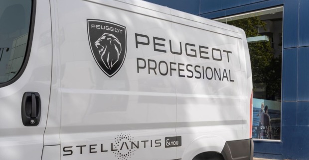 Lieferwagen der Firma Peugeot, welcher von Stellantis produziert wird