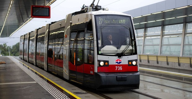 Premierenfahrt der Straßenbahnlinie 27 mit beschriftetem ULF-Zug der Firma Siemens auf der neu errichteten Statrion "Aspern Nord"