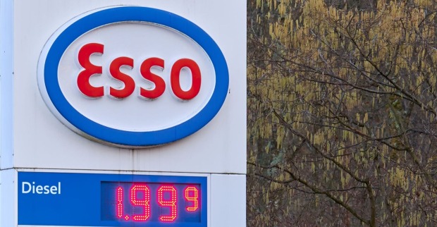 Bild einer Preistafel einer deutschen Esso Tankstelle, welche ausgesprochen hohe Tankpreise zeigt