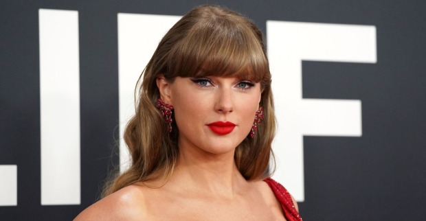 Taylor Swift mit rotem Lippenstift