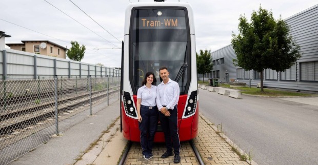 Zwei Menschen vor der Straßenbahn