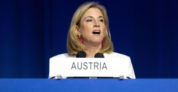 Beate Meinl-Reisinger an einem Rednerpult; Österreichs Außenministerin antwortet auf Donald Trumps Kritik an Österreich im Rahmen seiner UN-Rede in New York.