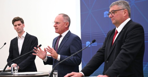 NEOS-Generalsekretär Douglas Hoyos, Innenminister Gerhard Karner (ÖVP) und Staatssekretär Jörg Leichtfried (SPÖ) am Donnerstag, 4. September 2025, anl. eines Pressestatements zur Novelle des Waffengesetzes im Parlament in Wien