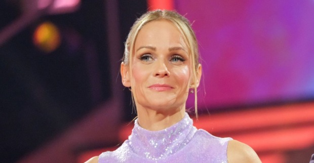 Mirjam Weichselbraun mit violettem Kleid