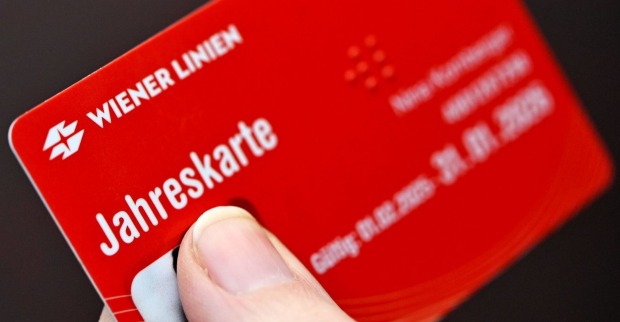 Rote Jahreskarte der Wiener Linien, die ab 2026 deutlich teurer wird.