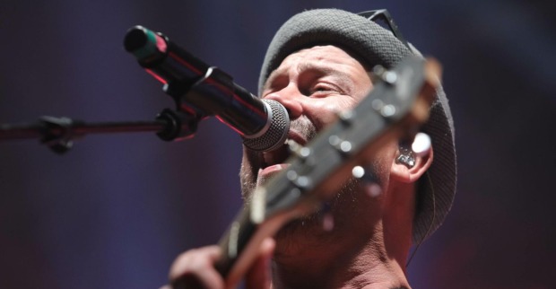 Martin „Soberl“ Sobotka von Wiener Wahnsinn singt bei einem Konzert ins Mikrofon – der Frontmann ist überraschend verstorben