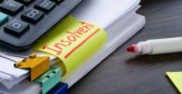 Stapel von Insolvenzdokumenten über Insolvenz und Insolvenzanmeldung