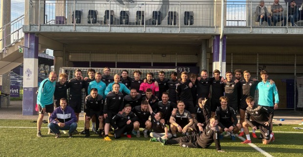 Das Special Needs Team der Austria Salzburg gemeinsam mit Spielern der Kampfmannschaft.