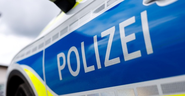 Nahaufnahme eines Polizeiautos mit der Aufschrift „Polizei“ – Symbolbild für den Großeinsatz in Essen nach einem Messerangriff an einer Schule.