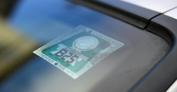 Nahaufnahme einer österreichischen Klebevignette auf der Windschutzscheibe eines Autos.