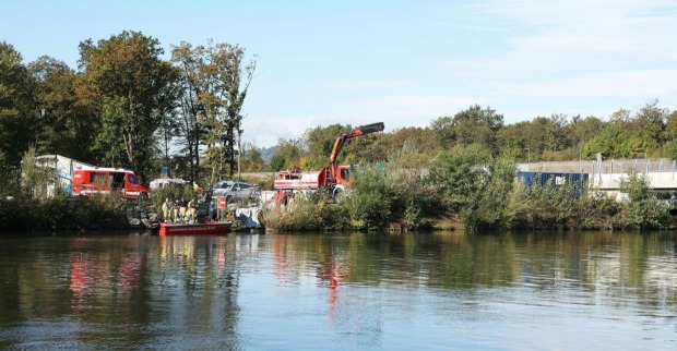 Feuerwehr und Polizei im Einsatz nach Bootsunfall auf der Mur in Graz – Suchaktion nach tödlichem Kentern eines Arbeitsboots bei der Murbrücke der A2.