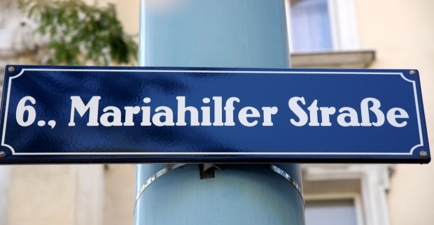 Blaues, wientypisches Straßen Schild mit weißem Schriftzug der Mariahilfer Straße im sechsten Wiener Gemeindebezirk Mariahilf
