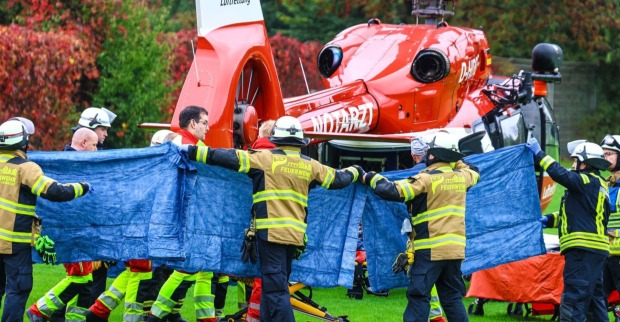 Feuerwehrleute und Sanitäter in Herdecke transportieren die schwerverletzte Iris Stalzer unter Sichtschutz zu einem Rettungshubschrauber nach einem Gewaltverbrechen.