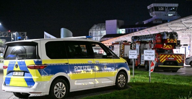 olizei und Feuerwehr sind nach Drohnensichtungen und Flugausfällen am Flughafen München im Einsatz. Wegen Drohnensichtungen sind am Flughafen in München am Donnerstagabend rund 20 Flüge ausgefallen.
