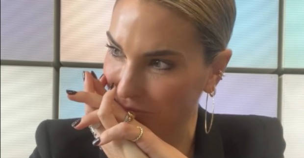 Elke Rock hält die Hände vors Gesicht und kämpft mit den Tränen während ihres Abschiedsvideos von Ö3.