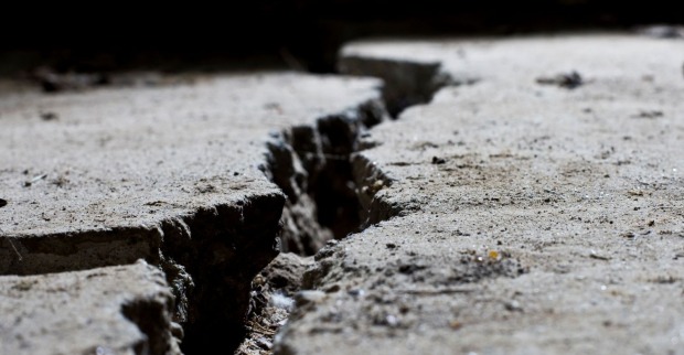 Durch ein Erdbeben zerstörte Straße mit schweren Rissen