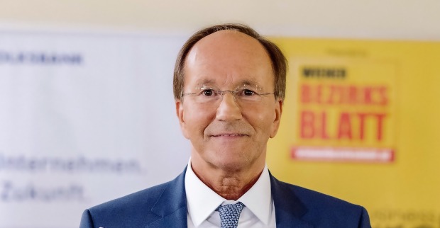 Ernst Minar im blauen Anzug und mit Brille