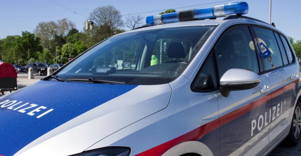 Wagen der österreichischen Polizei auf der Straße