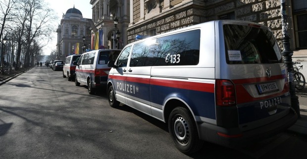 Polizeifahrzeuge stehen vor der Universität Wien, während Beamte bei einer Gaza-Demonstration im Großeinsatz sind.