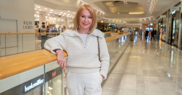 Gerda Rogers  lächelt