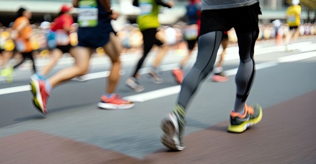Menschen laufen bei einem Marathon.