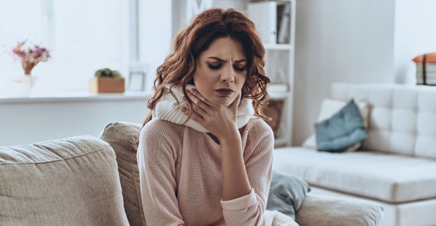 Frau mit Halsschmerzen | Credit: iStock.com/g-stockstudio