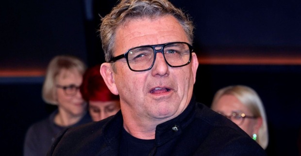 Hans Sigl mit Brille und verwirrten Gesichtsausdruck