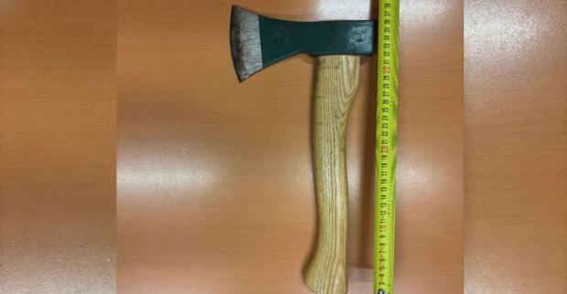 Bild einer Axt welche auf einem Holztisch liegt