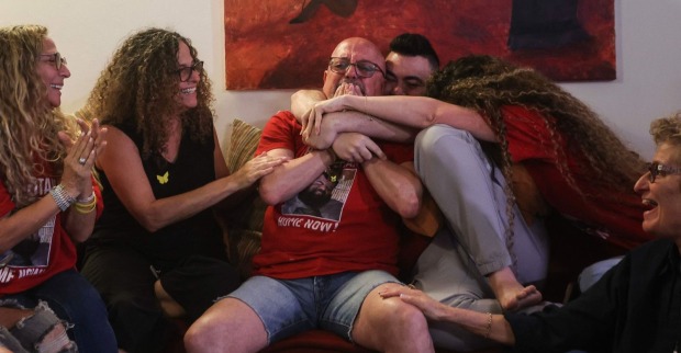 Familienmitglieder in Israel umarmen sich unter Tränen und Freude, nachdem die letzten Geiseln freigekommen sind.