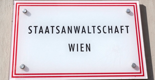 Schild der Staatsanwaltschaft Wien an einer Hauswand angeschraubt