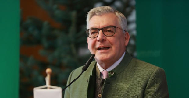Der 60-Jährige galt als erfahrener und bodenständiger Landespolitiker.